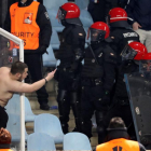 Un aficionado del Zenit San Petersurgo se encara con miembros de la Ertzaintza, durante el partido de la Liga Europa ante la Real Sociedad.