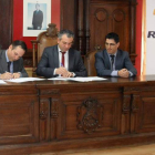 Guillermo Méndez, de Repsol, y Nicanor Sen en el momento de la firma del convenio.