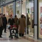 Escaparates en el comienzo de las últimas rebajas navideñas