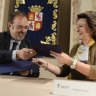 El consejero de Educación, Fernando Rey, y la presidenta de la Aecc, Isabel Oriol. nacho gallego