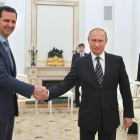 El preisdente ruso, Vladimir Putin, saludo a su homólogo sirio, Bashar Al Asad, este martes en Moscú.