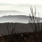 Vista general desde la cresta de la sierra del Pico Zapatero, que divide a las dos zonas afectadas por el incendio de Navalacruz (Ávila), este martes. EFE/Raúl Sanchidrián