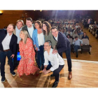 Mañueco se hace un selfie ayer, en la Convención provincial del PP ‘Jaén en libertad’. DL