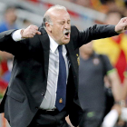 Vicente del Bosque gesticula durante el último partido de España ante Portugal.