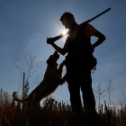 Un cazador, con su perro, en una imagen de archivo. FERNANDO OTERO