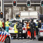 Servicios de emergencia en el lugar donde se ha producido el tiroteo, en Utrecht.