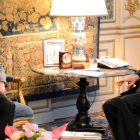 Napolitano (derecha) habla con el profesor Valerio Onida, integrante del comité de asesores, este martes en Roma.