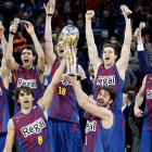 La plantilla del Barcelona Regal, con Navarro y Sada a la cabeza, levantan el trofeo de campeones de la Copa del Rey 2013.