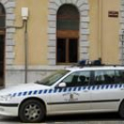 El único coche-patrulla del que dispone el cuerpo, aparcado ante las dependencias policiales