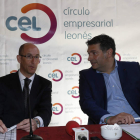 Daniel Carreño ayer, junto al presidente del Círculo Empresarial Leonés, Julio Álvarez. JESÚS