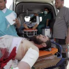 Un rebelde herido es conducido hasta el hospital de Ras Lanuf, en el este de Libia.
