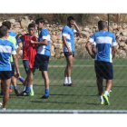 Carlos Terrazas da instrucciones a sus jugadores durante un entrenamiento de la Deportiva en el Anexo de El Toralín. L. DE LA MATA