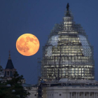 Segunda luna llena del mes de julio de 2015, o Luna azul,  fotografiada cerca del Capitolio de Estados Unidos el 31 de Julio de 2015.