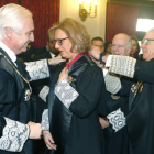 El presidente del Tribunal Superior de Justicia de Castilla y León, José Luis Concepción, impone la Cruz de San Raimundo de Peñafort a María Dolores González, magistrada jubilada del Juzgado de Primera Instancia número 7 de León