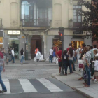 Efectivos del 112 retiran el improvisado colchón dispuesto por si se producía el suceso.