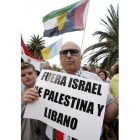 Un hombre porta una pancarta en una manifestación en Canarias