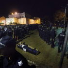 Policías frente al Parlamento durante las protestas.
