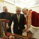 Benedicto XVI junto al presidente de Guatemala, en el recibimiento de ayer.