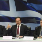 El ministro de Finanzas, Papaconstantinou (centro), anuncia el plan del Gobierno.