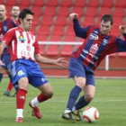 Puente intenta arrebatar el balón a un segoviano.