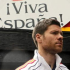 Xabi Alonso en la puerta del hotel en el que está concentrado el equipo español en Schruns.