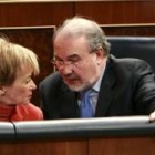 Los vicepresidentes Fernández de la Vega y Solbes, ayer en el Congreso