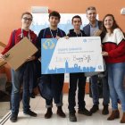 Turrado y la concejala Marta Mejías con los componentes del equipo ganador. FERNANDO OTERO