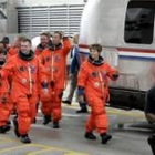 La tripulación del transbordador «Discovery» se dirigen hacia la nave para su lanzamiento