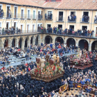 El momento central de la celebración de la procesión de Los Pasos se vive en la Plaza Mayor de la capital. SECUNDINO PÉREZ