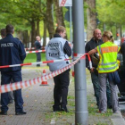 Agentes de policía aseguran el lugar donde ha sido abatido el agresor, este jueves, en Berlín.
