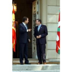 Foto de archivo de la reunión oficial en julio de Zapatero con Ibarretxe