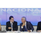 De izquierda a derecha, Dolores de Cospedal, Mariano Rajoy, Javier Arenas y Esteban González Pons, este lunes, durante el comité ejecutivo nacional del PP.