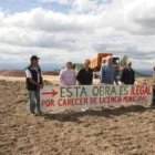 En la Era se desplegó ayer una pancarta contra las obras en el lugar