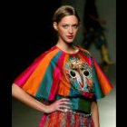 Colorista conjunto de falda y blusa-capelina con bordados de animales,diseño de la colección Primavera-Verano 2006 de la alemana, afincada en España,Anke Schlöder.