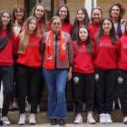 Foto de familia del Bembibre Hockey Club junto a la diputada de Deportes Susana Folla. J. NOTARIO