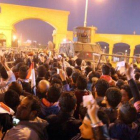 Decenas de aficionados tratan de acceder al estadio de la Defensa Aérea, antes del partido entre el Zamalek y el ENPPI en El Cairo.