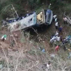 Al menos doce personas murieron y una veintena resultaron heridas al caer hoy un autobús de peregrinos a un barranco en una carretera del suroriental estado mexicano de Chiapas.