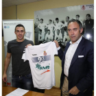 Mario Villar, a la izquierda, y Felipe Llamazares en un momento de su presentación.