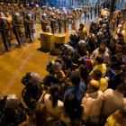 Agentes de la Policía Nacional Bolivariana custodian la sede de los servicios de inteligencia, en Caracas.