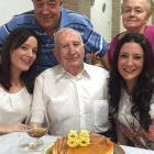 Pablo Sánchez, junto a su mujer, su hijo y sus dos nietas, en su 88 cumpleaños, poco antes de desaparecer.