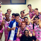 Los jugadores del Clínica Ponferrada celebran el triunfo frente al Melilla. CLÍNICA PONFERRADA