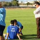 Más tarde quedó en manos de los fisios y hasta el presidente blanquiazul se interesaba por su estado