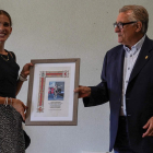 Marta García junto al alcalde de Valverde de La Virgen en el homenaje recibido por sus éxitos. MIGUEL