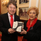 El alcalde con Nines Fernández, de la asociación de jubilados.
