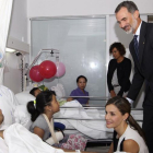 Los reyes visitan a los heridos del atentado ingresados en el Hospital del Mar