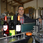Ángel Peláez,en la bodegade Grajal dela Ribera enla que vienedesarrollandouna parte desu actividad.