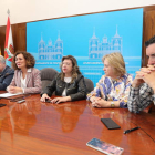 La alcaldesa, junto al micrófono, se despidió ayer rodeada de su equipo de concejales. L. DE LA MATA