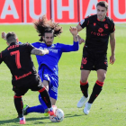 Curcurella lucha por el balón con los centrocampistas Portu y Ander Guevara. FERNANDO ALVARADO