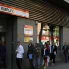 Colas de desempleados en una oficina del barrio de Arganzuela, en una imagen de archivo.