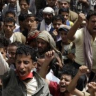 Manifestantes yemenís gritan eslóganes contra el régimen de Alí Abdulá Saleh, el jueves, en Saná.